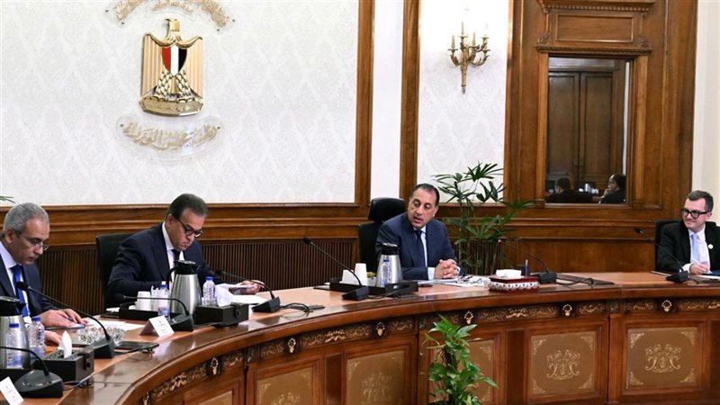 رئيس الوزراء يستعرض