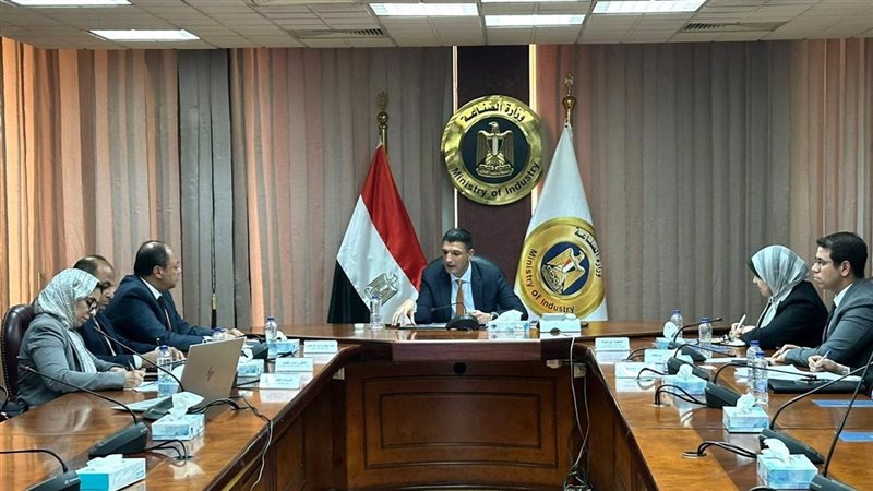 لقاء وزير الصناعة