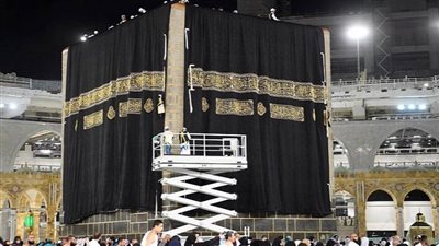 مع إشراقة العام الهجري الجديد، استبدال كسوة الكعبة المشرفة في أجواء إيمانية مهيبة (فيديو)