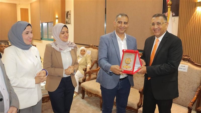 محافظ القليوبية يكرم