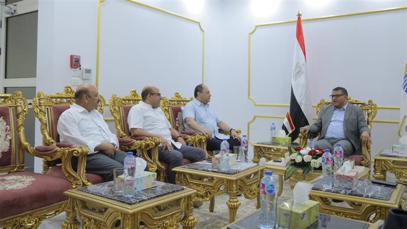 محافظ قنا خلال اللقاء