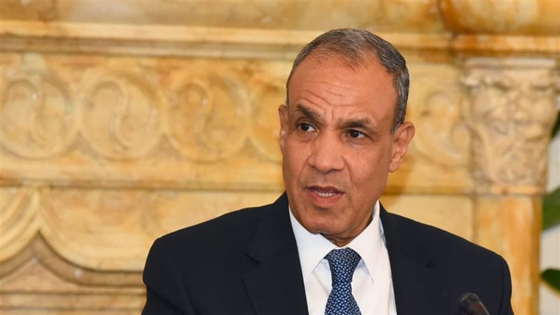 الدكتور بدر عبد العاطى