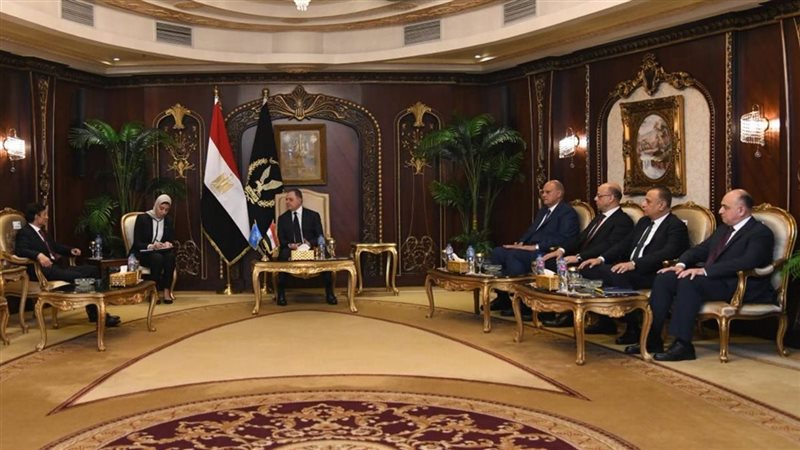 وزير الداخلية يستقبل