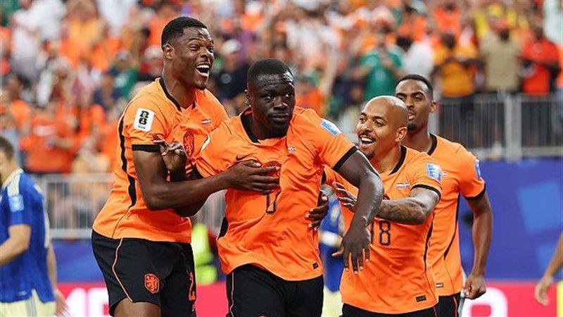 هولندا تضيف الهدف الثاني في شباك السويد في كأس العالم 