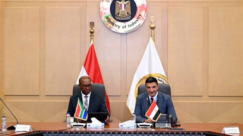 وزير الصناعة يبحث