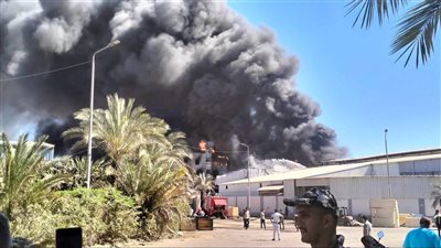 سحب دخان واستنفار شامل، إصابة 15 شخصًا بينهم ضباط إطفاء في حريق مصنع دهانات دمياط الجديدة  