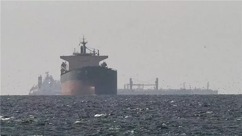ناقلة نفط قرب مضيق