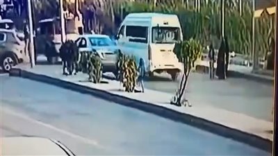 حادث مروع لميكروباص طائش، لحظة دهس مرعبة لجدين وأحفادهما على كورنيش حلوان (فيديو)  