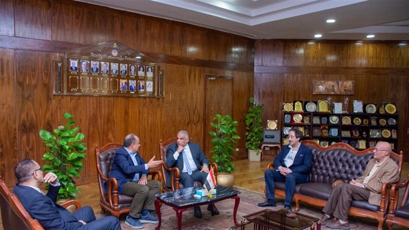 رئيس جامعة طنطا يبحث