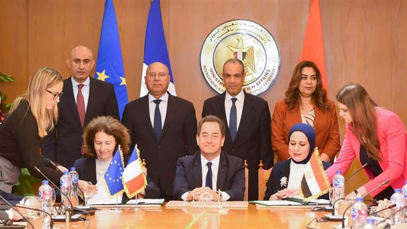 التوقيع على ثماني