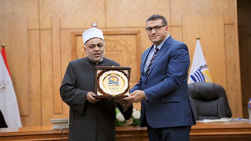 محافظ قنا يُهدي درع