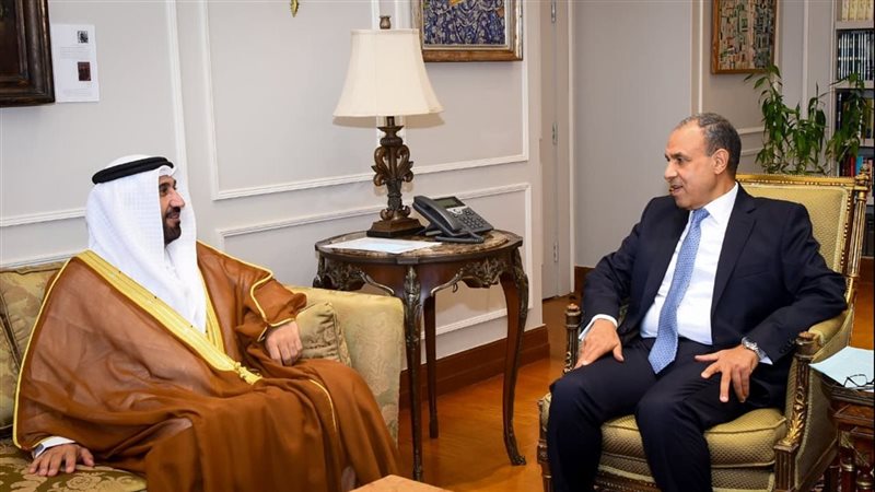 وزير الخارجية مع