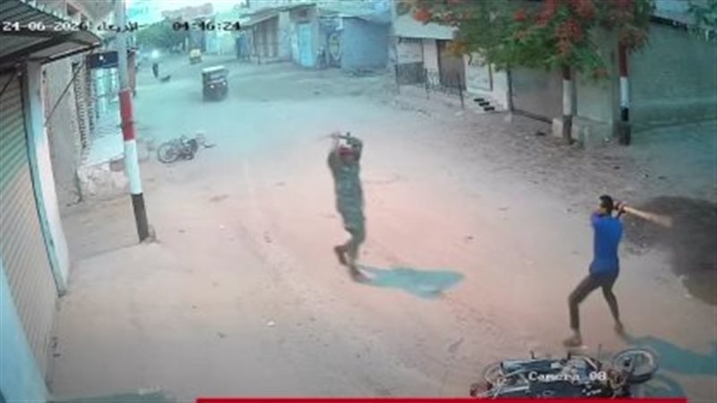 تعدي 4 أشخاص على