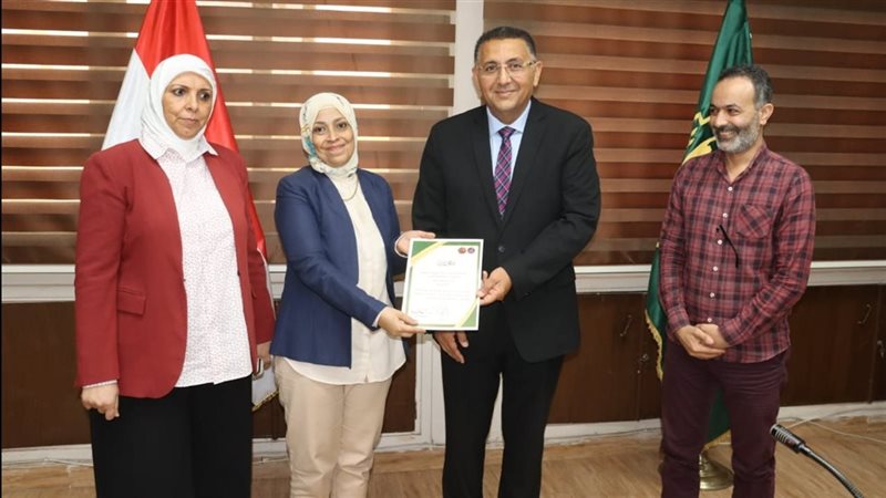 محافظ القليوبية يكرم