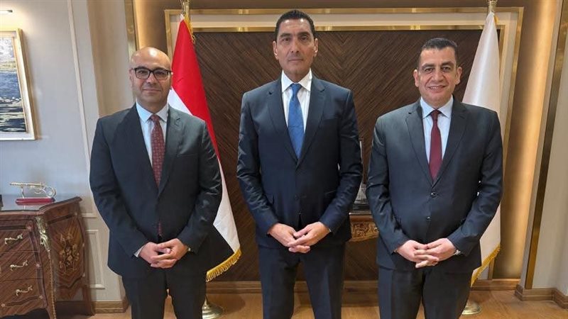 وزير الرياضة مع محمود