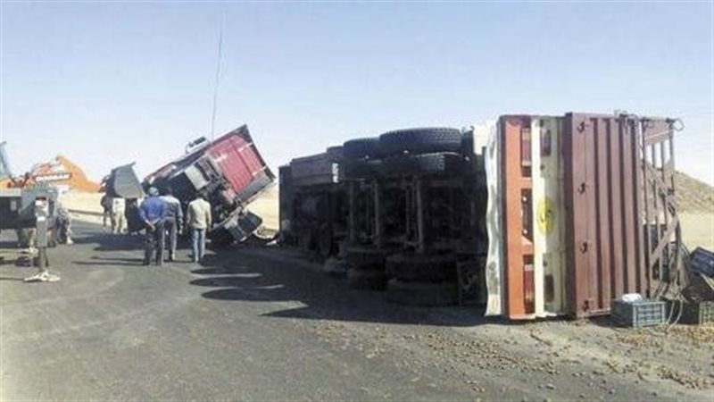 انقلاب سيارة بمقطورة