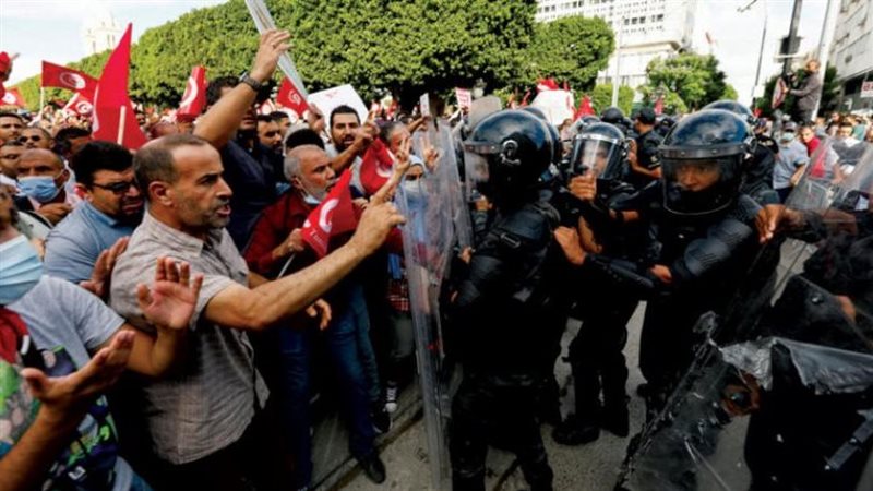 الأمن التونسي يفض