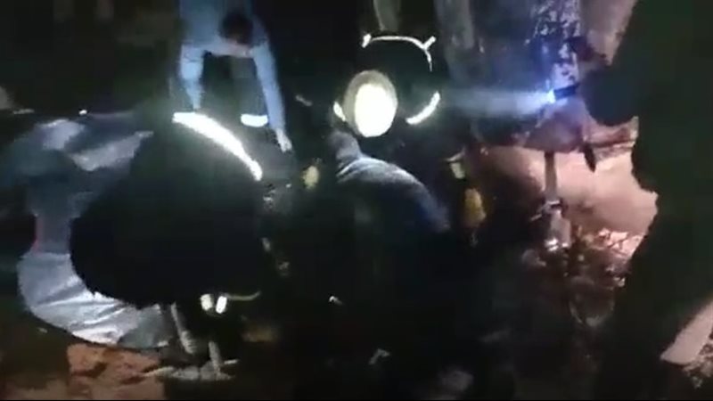 لحظة استخراج جثمان