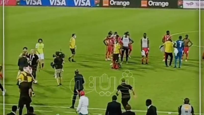 لحظة اقتحام المشجع