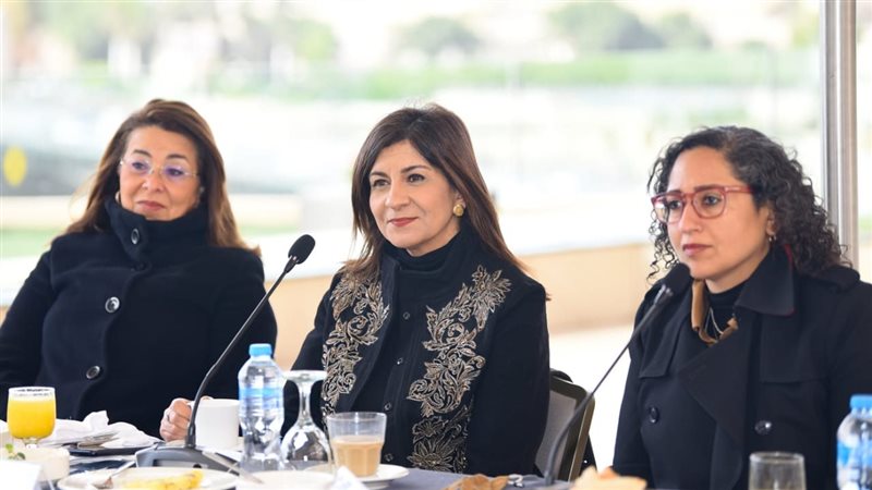 وزيرة الهجرة تلتقي