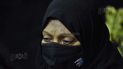بالدموع وملامح الحزن.. أسرة الإعلامي وائل الإبراشي تتلقى عزاءه| فيديو وصور