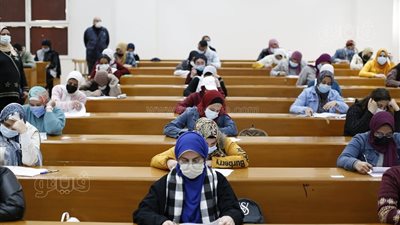بالكمامات الطبية.. انتظام الامتحانات بكلية الآداب جامعة القاهرة | فيديو 