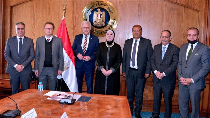 وزيرة التجارة مع