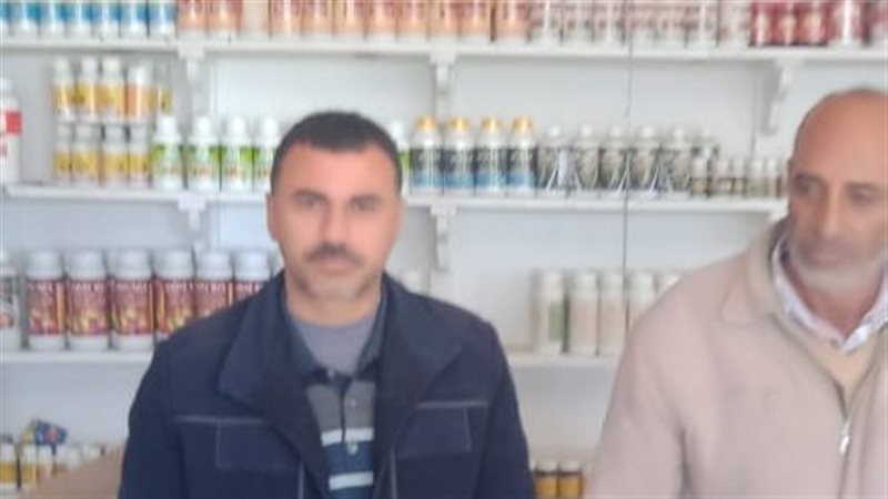احد محلات بيع المبيدات