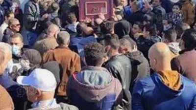 لحظة دفن جثمان والد محمد زيدان بمقابر العائلة في بورسعيد | فيديو 
