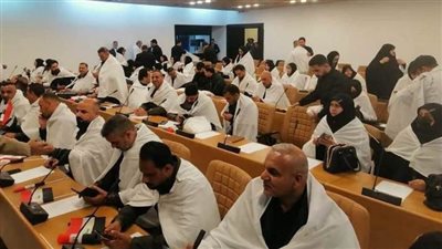 ارتداء الأكفان والدخول بالتوك توك والغاز المسيل للدموع.. أطرف الجلسات تحت قباب البرلمانات | فيديو وصور 