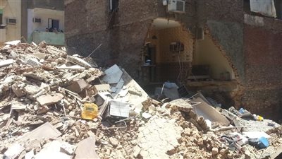 انهيار أجزاء من عقار بمحطة مصر في الإسكندرية.. وتوزيع مساعدات على المتضررين