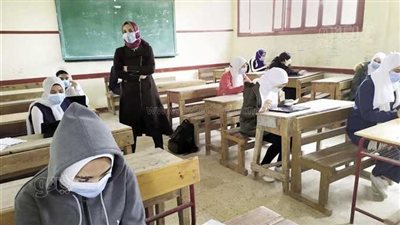طلاب أولى ثانوي يؤدون امتحان مادتي الكيمياء والجغرافيا.. غدا 