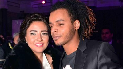 مي كساب توجه رسالة رومانسية لزوجها 