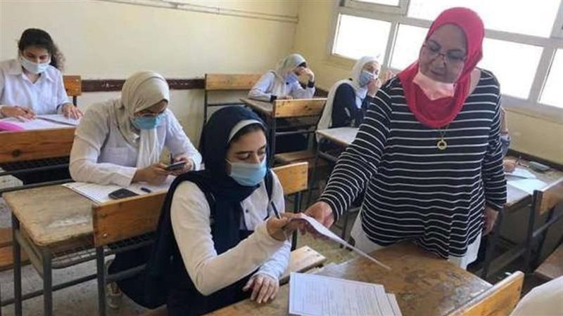 طلاب الصف الاول الثانوي