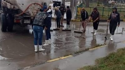 حملات مكثفة لرفع تراكمات مياه الأمطار من شوارع دمياط l صور
