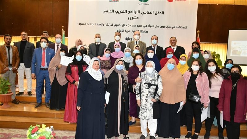المتدربات مع المحافظ