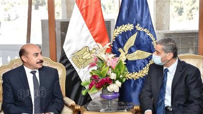 بمناسبة عيد الشرطة محافظ أسوان يقدم التهنئة لمدير الأمن | صور
