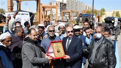 على أنغام المزمار البلدي.. إهداء محافظ أسوان درع نقابة سائقي الحنطور| صور