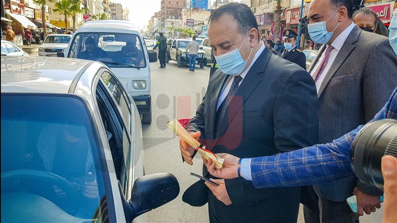أمن مطروح يوزع الورد