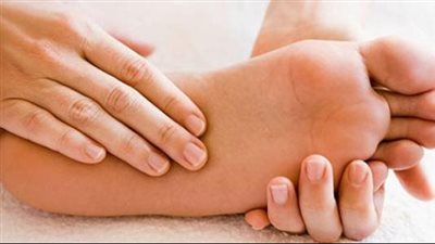 أسباب برودة الأطراف لكبار السن وطرق العلاج