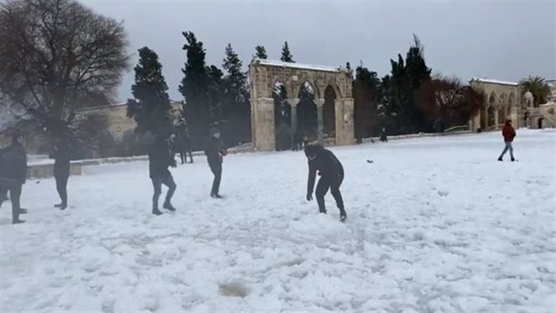 الثلوج في باحات المسجد