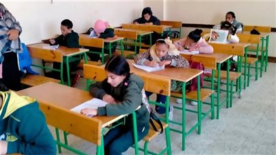 طلاب الشهادة الإعدادية بالجيزة يؤدون امتحان مادتي اللغة الأجنبية والتربية الدينية