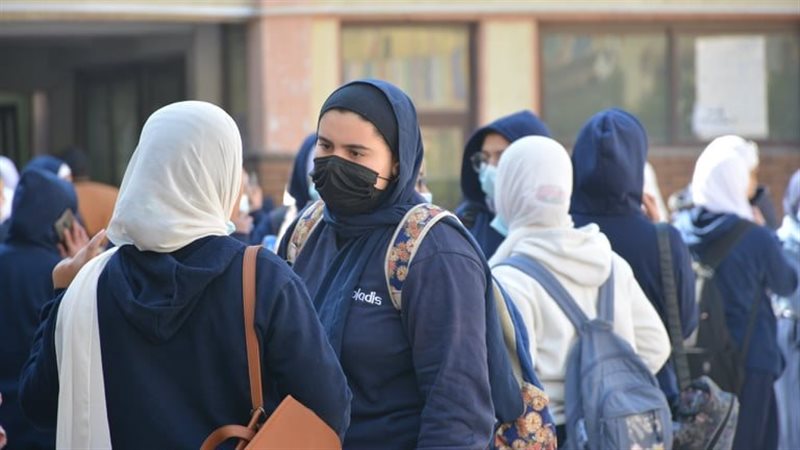 طالبة أولى ثانوي