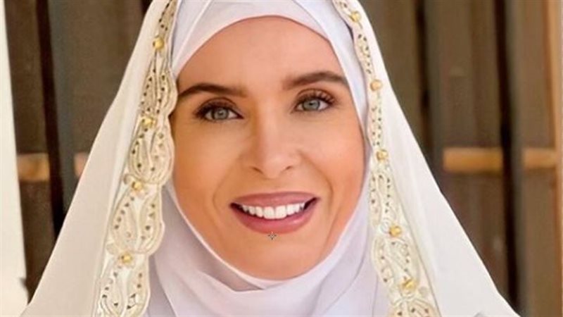 الفنانة دينا