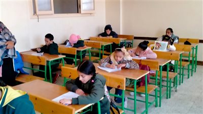 دخول طالبات ثانية ثانوي للجان لأداء امتحاني الجبر وحساب المثلثات والفلسفة بالقاهرة