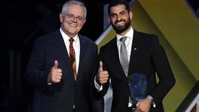 قصته أذهلت الأستراليين .. مصري يحصد رجل العام بمشروع خيري لعلاج المشردين بالمجان