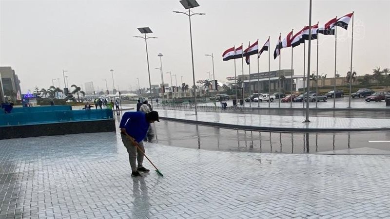 عمال معرض الكتاب