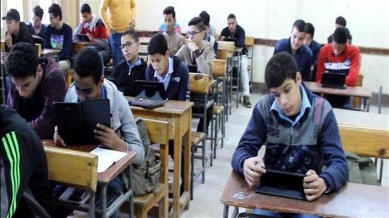 طلاب الصف الأول الثانوي