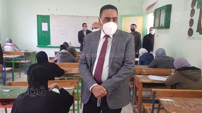 لليوم الثاني.. محافظ مطروح يتفقد امتحانات الشهادة الإعدادية ويوزع العصير على الطلاب | فيديو وصور