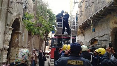 الحماية المدنية بالإسكندرية تنقذ مواطنا محتجزا بانهيار عقار الجمرك